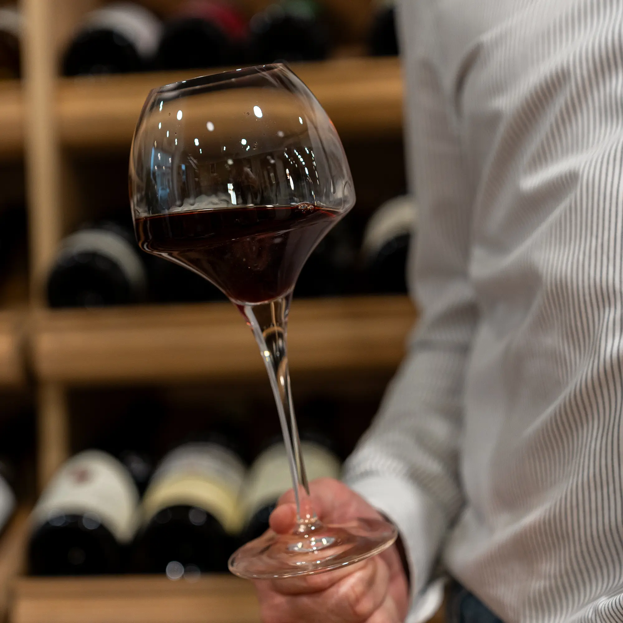 Dégustation de vin rouge à la cave de la Madeleine à Angers