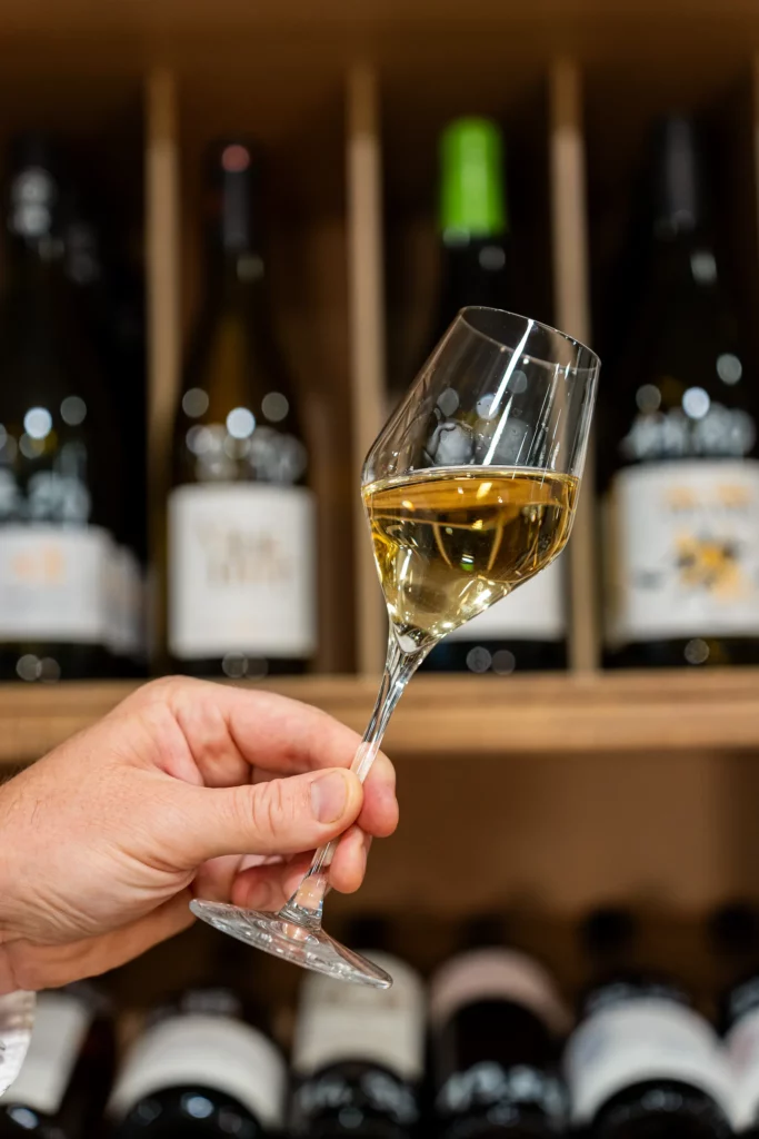 Verre de vin blanc issu de la cave de la Madeleine à Angers